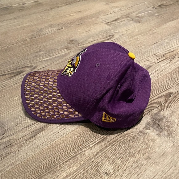Minnesota Vikings New Era 39Thirty Purple Yellow Honeycomb Men’s Hat M/L - Picture 2 of 5